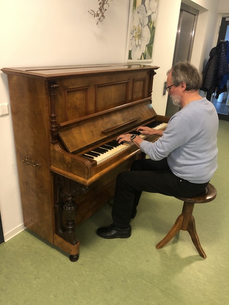 Familie Ensslen hat Klavier dem Hospiz gespendet