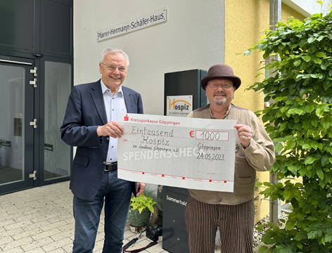 Joachim Bulling überreicht Spende