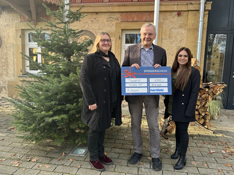 Spendenübergabe am Christbaum